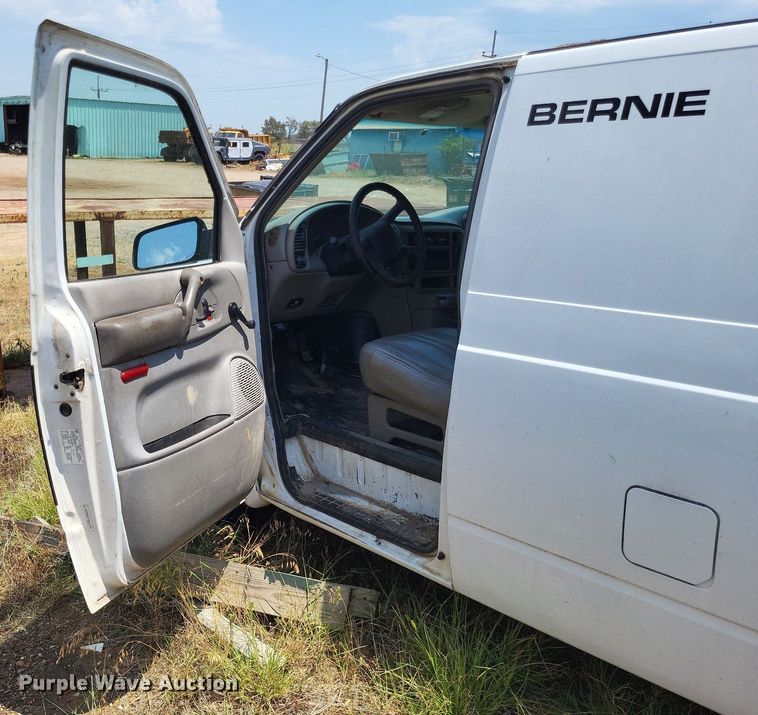 image for item LS9576 2002 Chevrolet Astro  van