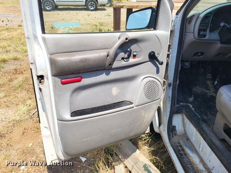 image for item LS9576 2002 Chevrolet Astro  van