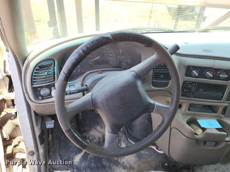 image for item LS9576 2002 Chevrolet Astro  van