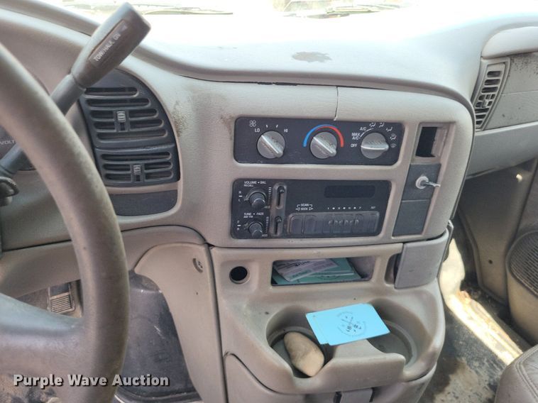 image for item LS9576 2002 Chevrolet Astro  van