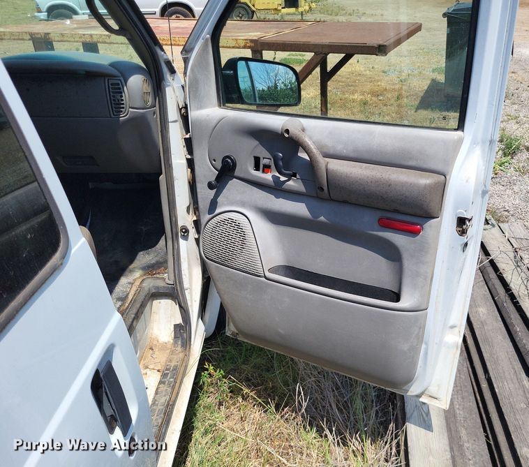 image for item LS9576 2002 Chevrolet Astro  van