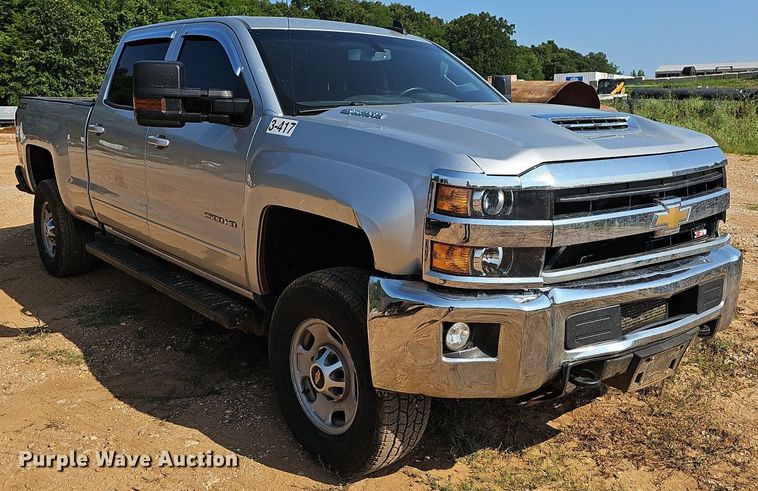 image for item LW9738 2018 Chevrolet Silverado  Crew Cab pickup truck