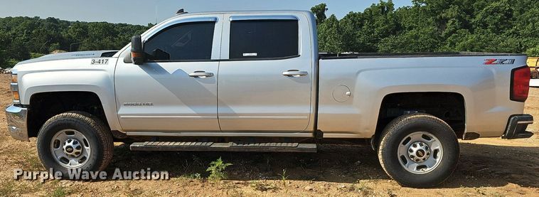 image for item LW9738 2018 Chevrolet Silverado  Crew Cab pickup truck