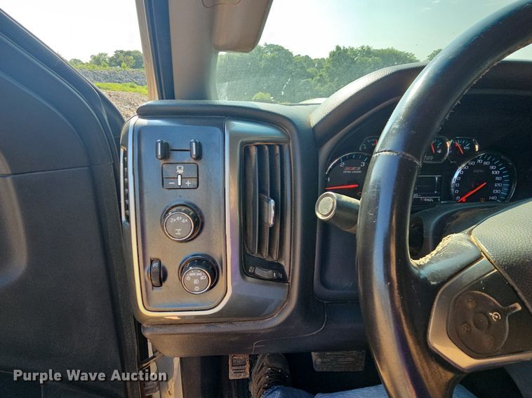 image for item LW9738 2018 Chevrolet Silverado  Crew Cab pickup truck