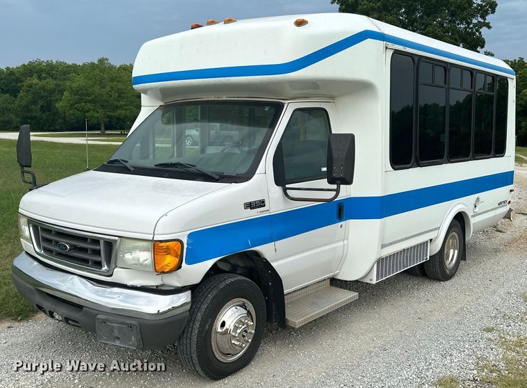 image for item MB9661 2005 Ford E350 Super Duty  shuttle bus