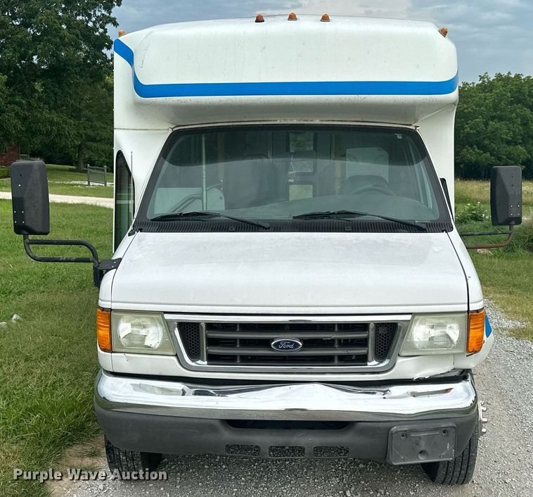 image for item MB9661 2005 Ford E350 Super Duty  shuttle bus