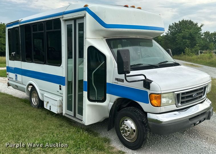 image for item MB9661 2005 Ford E350 Super Duty  shuttle bus