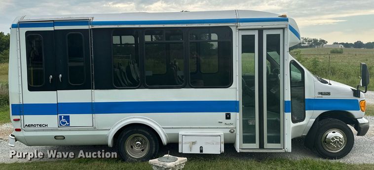 image for item MB9661 2005 Ford E350 Super Duty  shuttle bus