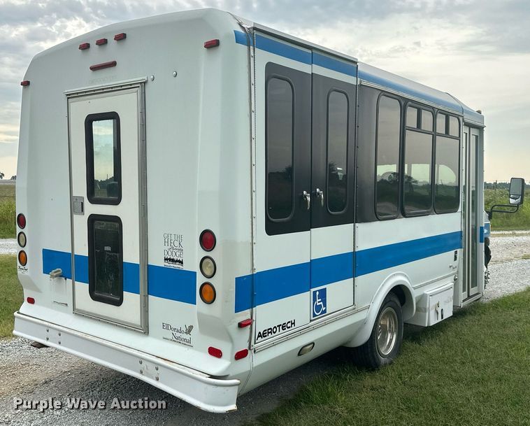 image for item MB9661 2005 Ford E350 Super Duty  shuttle bus