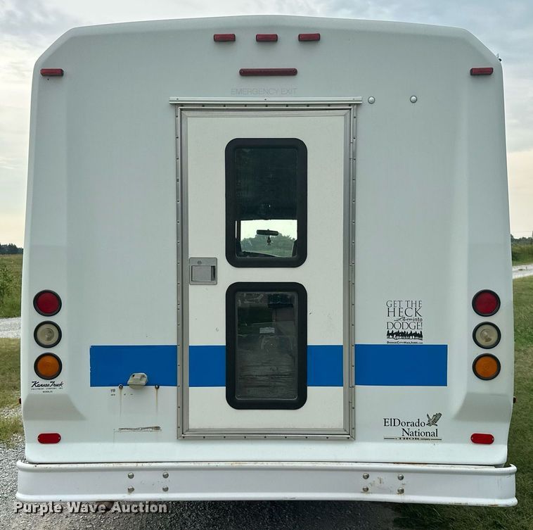 image for item MB9661 2005 Ford E350 Super Duty  shuttle bus