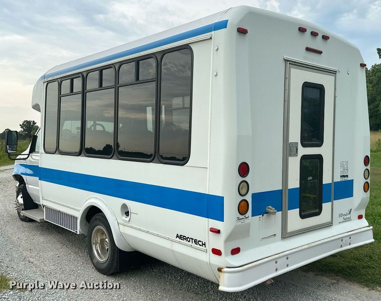 image for item MB9661 2005 Ford E350 Super Duty  shuttle bus