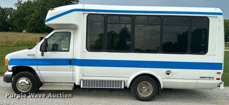 image for item MB9661 2005 Ford E350 Super Duty  shuttle bus
