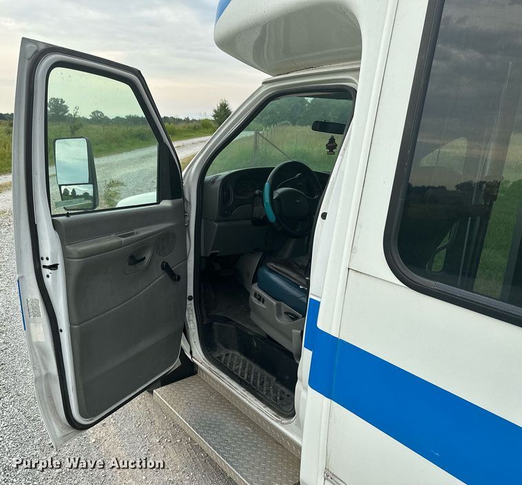 image for item MB9661 2005 Ford E350 Super Duty  shuttle bus
