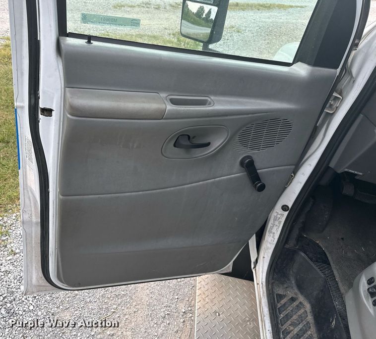 image for item MB9661 2005 Ford E350 Super Duty  shuttle bus