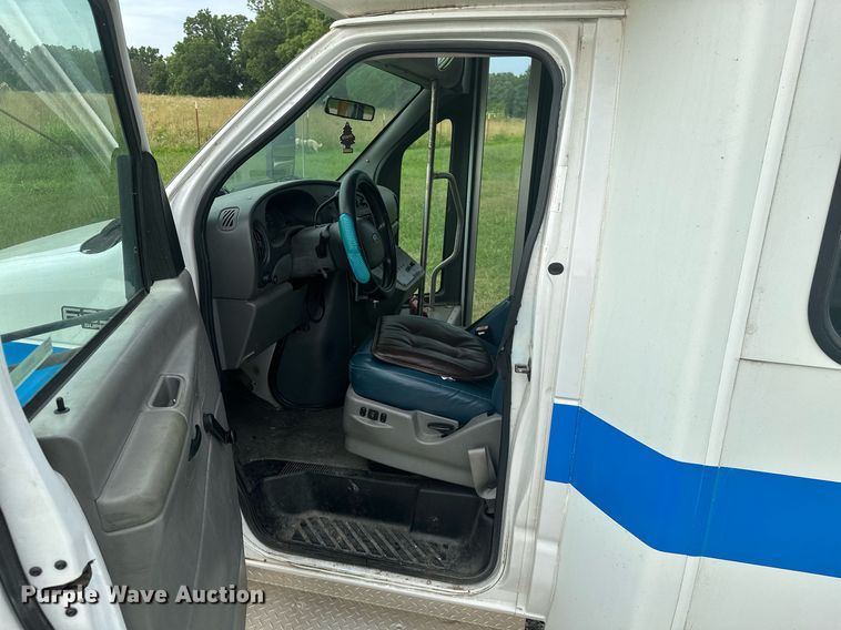 image for item MB9661 2005 Ford E350 Super Duty  shuttle bus