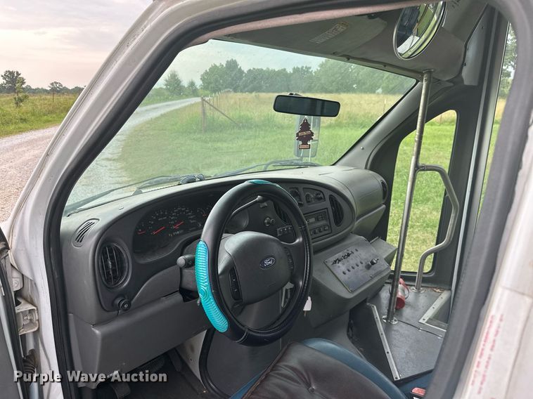 image for item MB9661 2005 Ford E350 Super Duty  shuttle bus