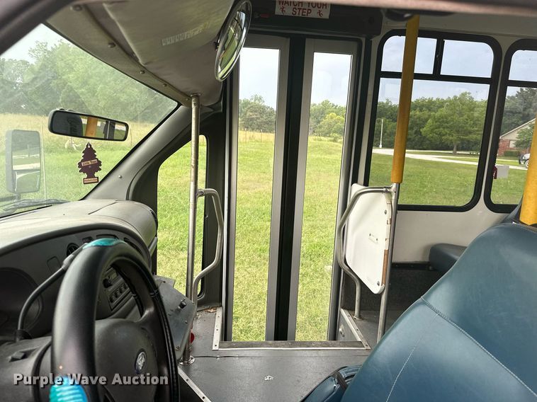 image for item MB9661 2005 Ford E350 Super Duty  shuttle bus