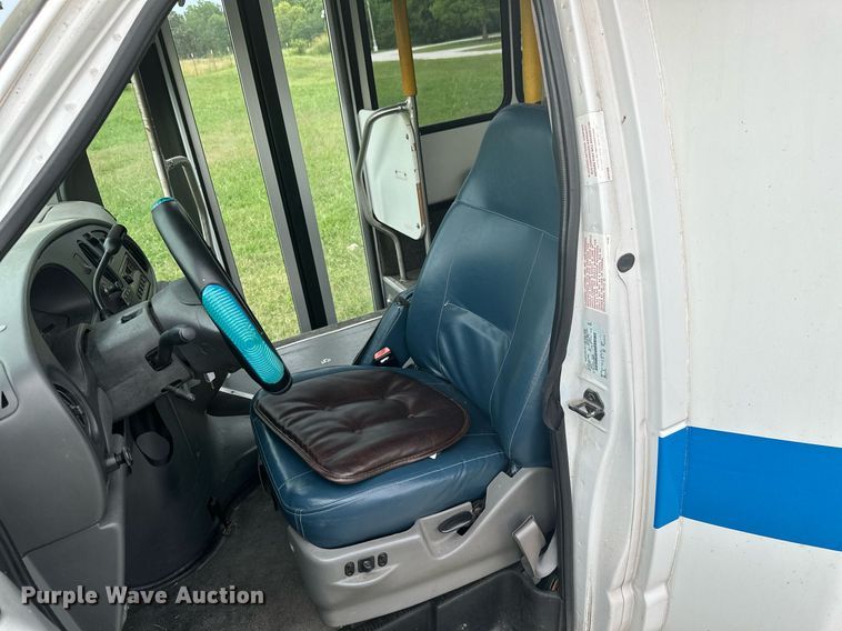 image for item MB9661 2005 Ford E350 Super Duty  shuttle bus