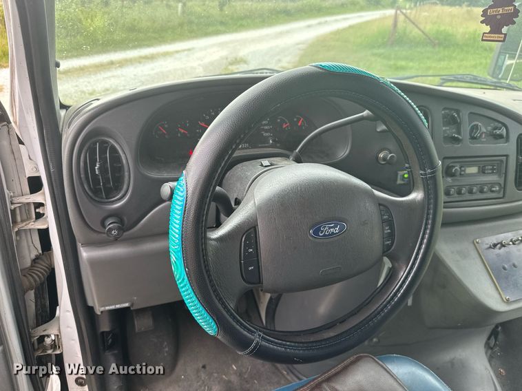 image for item MB9661 2005 Ford E350 Super Duty  shuttle bus