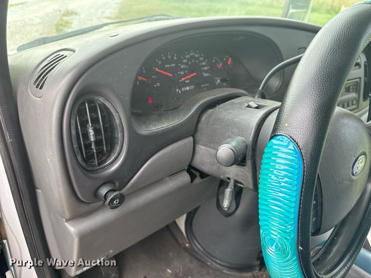 image for item MB9661 2005 Ford E350 Super Duty  shuttle bus