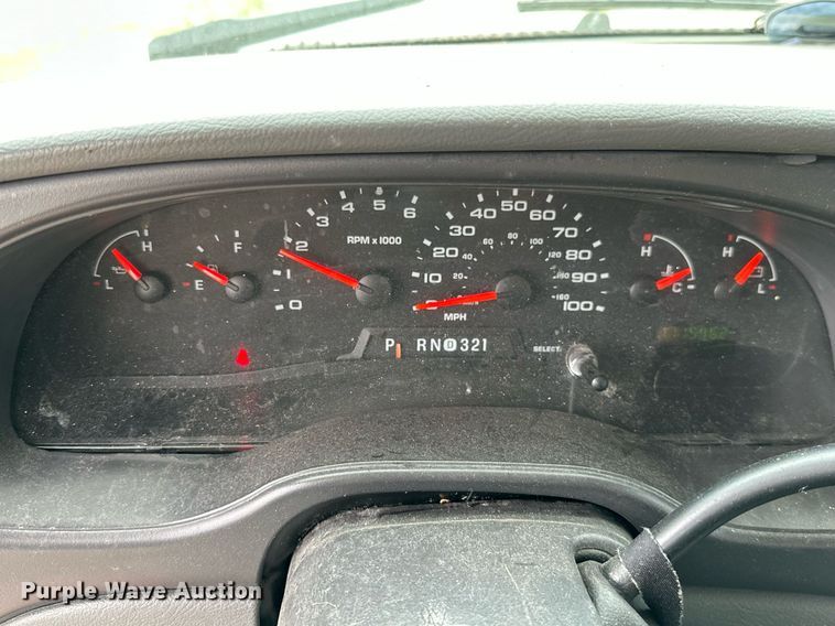 image for item MB9661 2005 Ford E350 Super Duty  shuttle bus