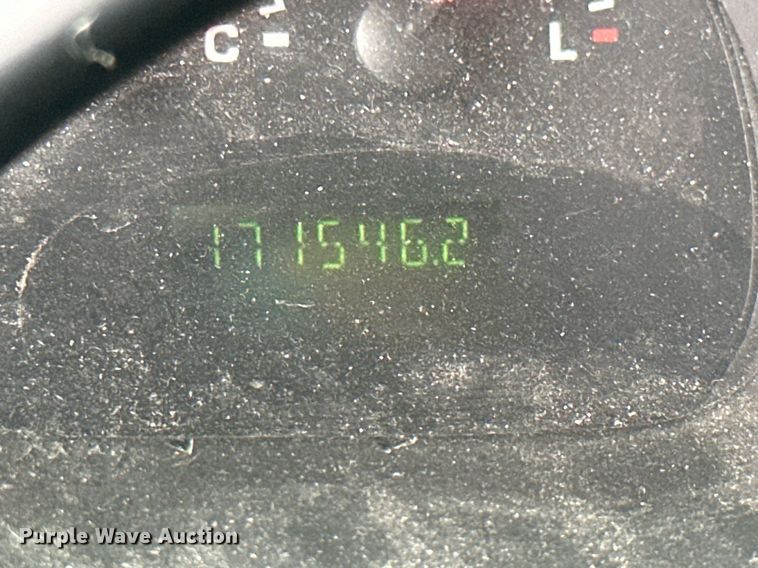 image for item MB9661 2005 Ford E350 Super Duty  shuttle bus