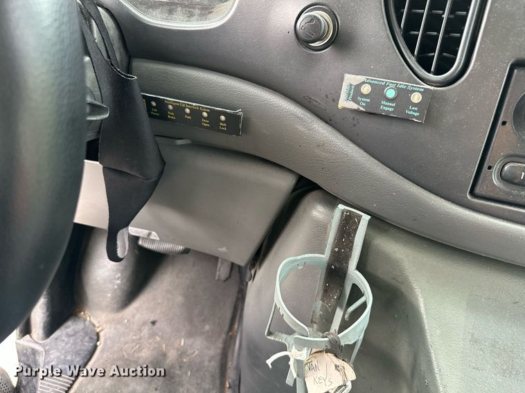 image for item MB9661 2005 Ford E350 Super Duty  shuttle bus