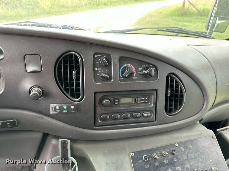 image for item MB9661 2005 Ford E350 Super Duty  shuttle bus