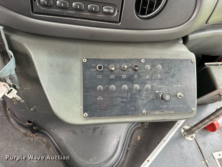 image for item MB9661 2005 Ford E350 Super Duty  shuttle bus