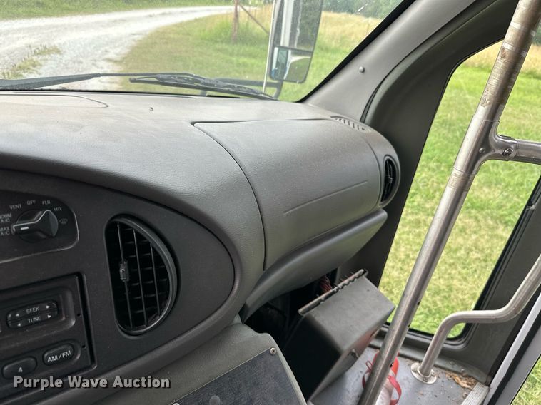 image for item MB9661 2005 Ford E350 Super Duty  shuttle bus