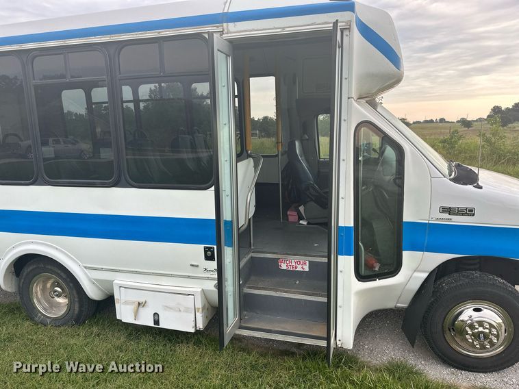 image for item MB9661 2005 Ford E350 Super Duty  shuttle bus