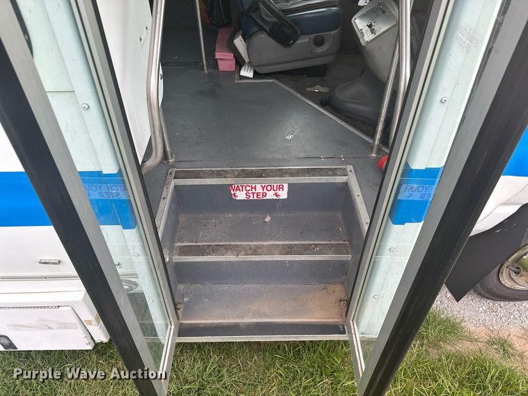 image for item MB9661 2005 Ford E350 Super Duty  shuttle bus