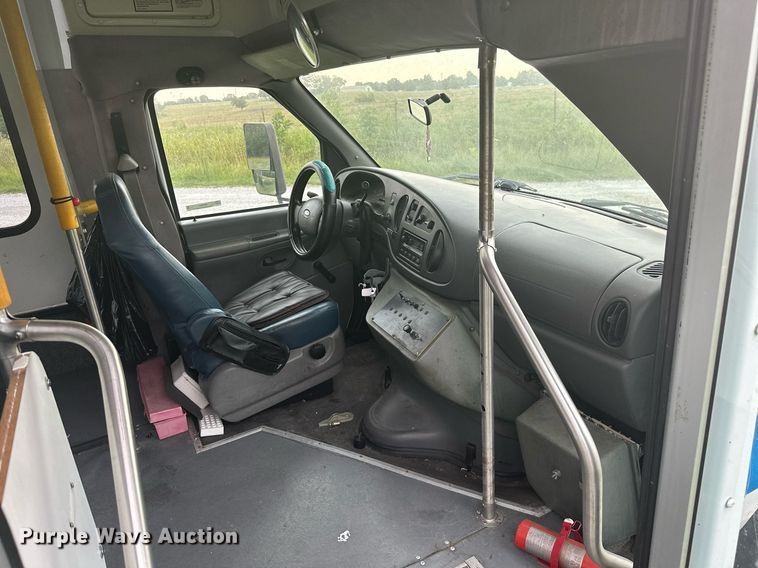 image for item MB9661 2005 Ford E350 Super Duty  shuttle bus