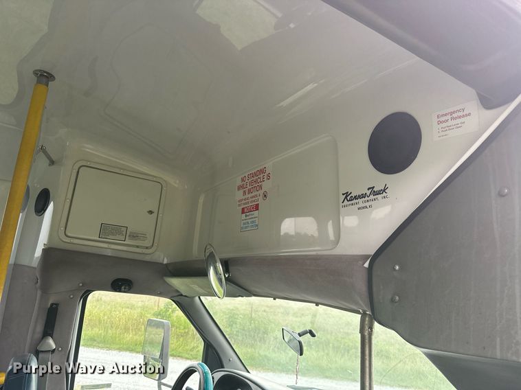 image for item MB9661 2005 Ford E350 Super Duty  shuttle bus