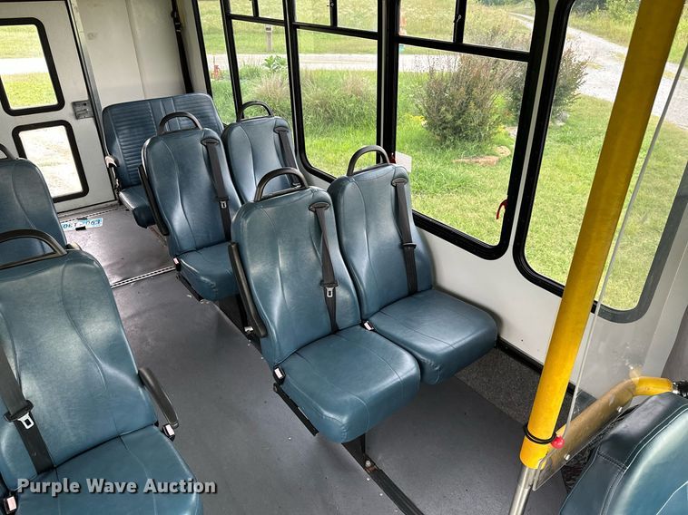 image for item MB9661 2005 Ford E350 Super Duty  shuttle bus