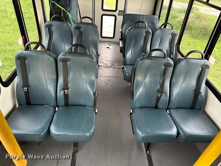 image for item MB9661 2005 Ford E350 Super Duty  shuttle bus