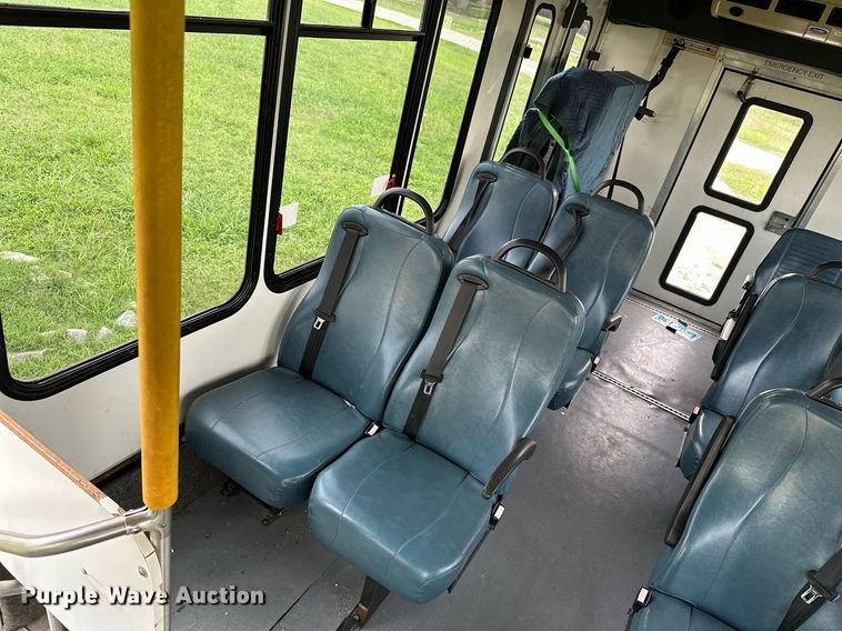 image for item MB9661 2005 Ford E350 Super Duty  shuttle bus