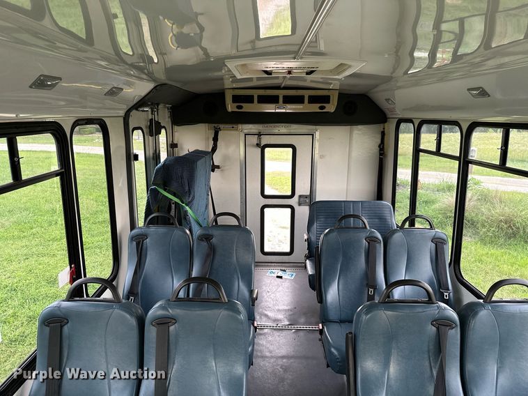 image for item MB9661 2005 Ford E350 Super Duty  shuttle bus