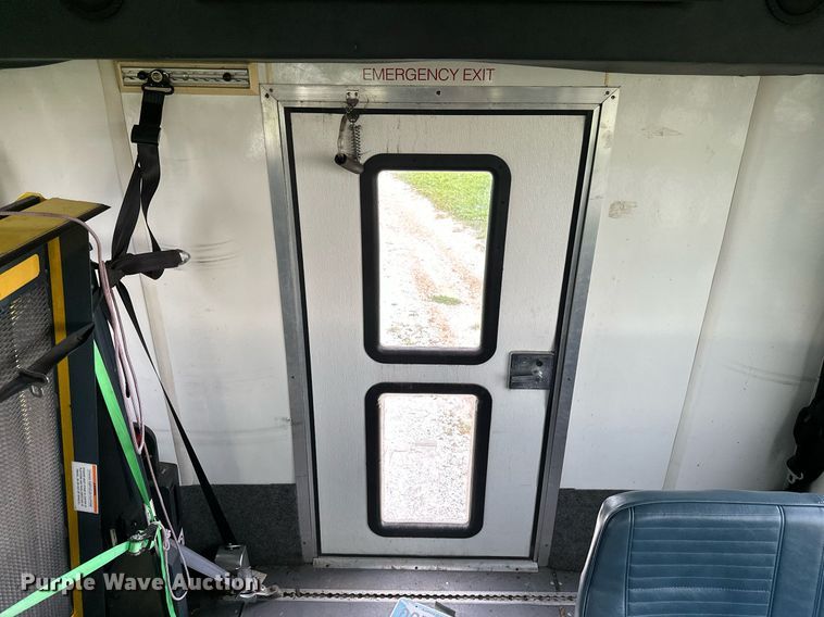 image for item MB9661 2005 Ford E350 Super Duty  shuttle bus