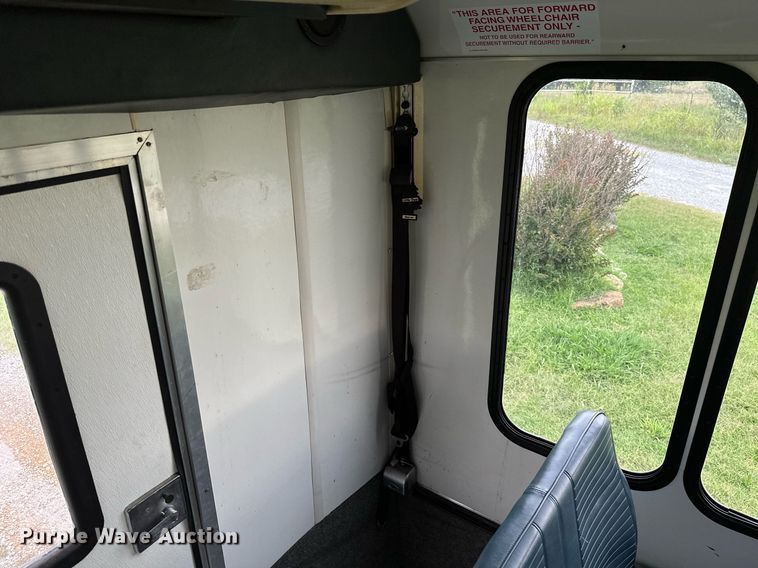 image for item MB9661 2005 Ford E350 Super Duty  shuttle bus