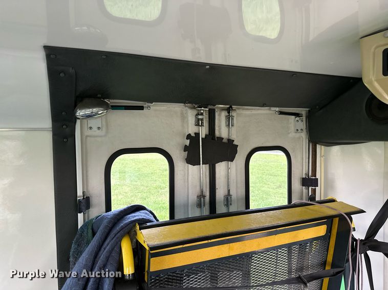 image for item MB9661 2005 Ford E350 Super Duty  shuttle bus