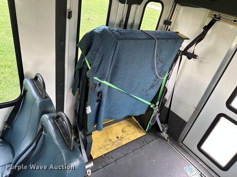 image for item MB9661 2005 Ford E350 Super Duty  shuttle bus