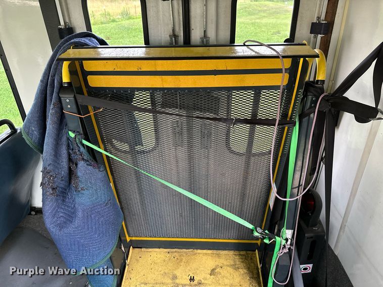 image for item MB9661 2005 Ford E350 Super Duty  shuttle bus