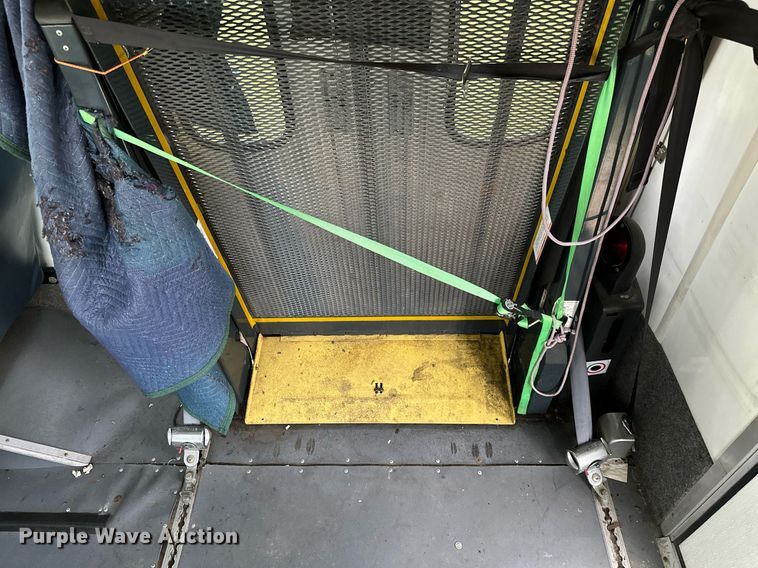 image for item MB9661 2005 Ford E350 Super Duty  shuttle bus