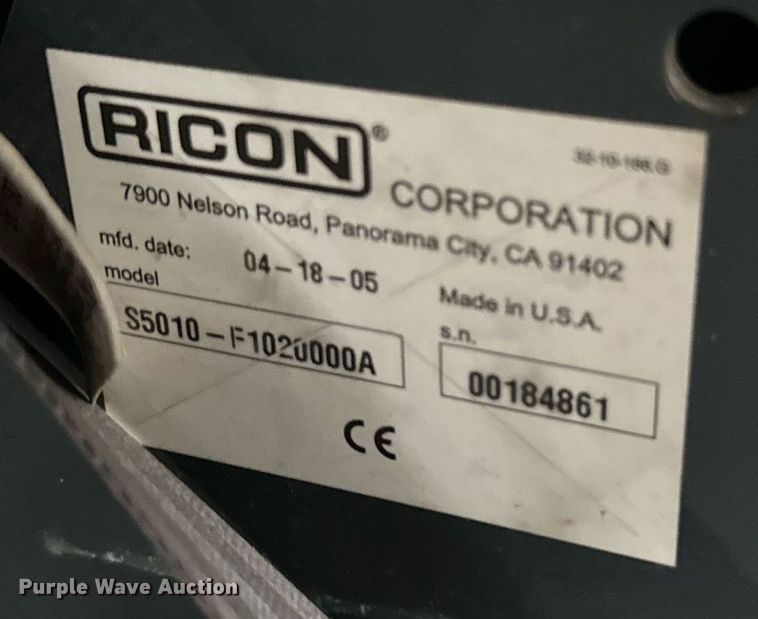 image for item MB9661 2005 Ford E350 Super Duty  shuttle bus