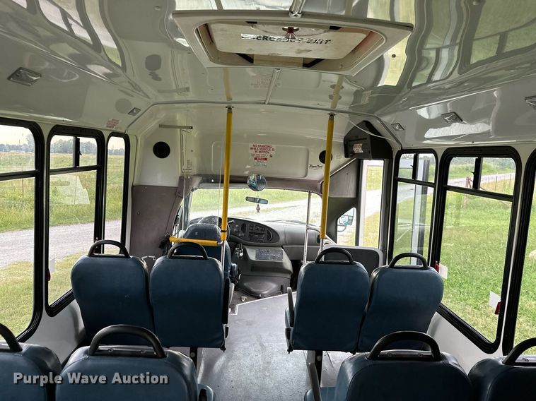 image for item MB9661 2005 Ford E350 Super Duty  shuttle bus