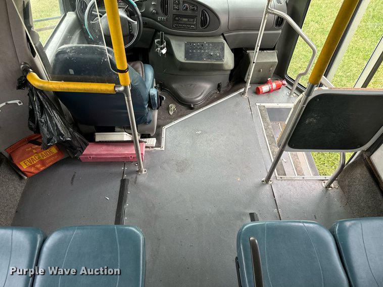 image for item MB9661 2005 Ford E350 Super Duty  shuttle bus