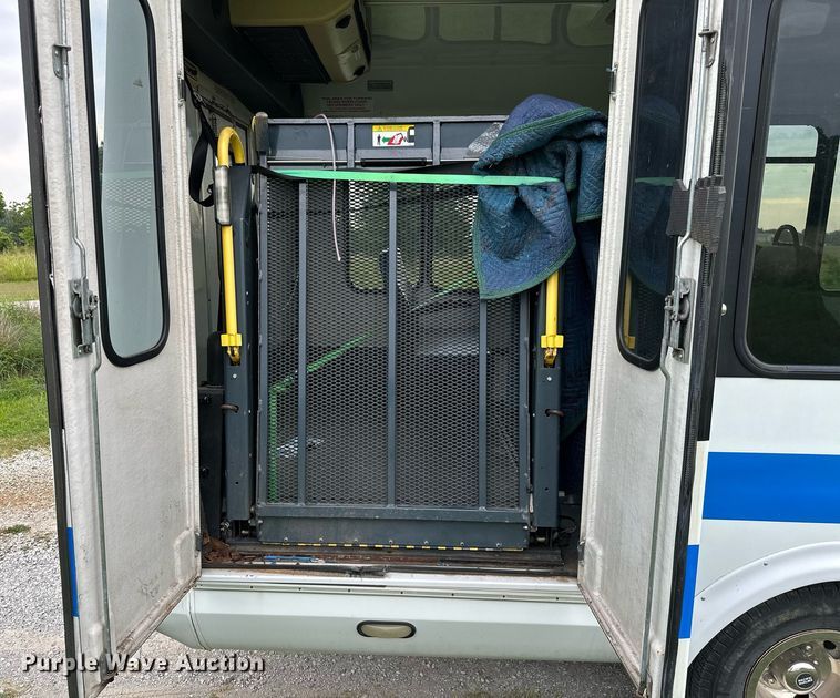 image for item MB9661 2005 Ford E350 Super Duty  shuttle bus