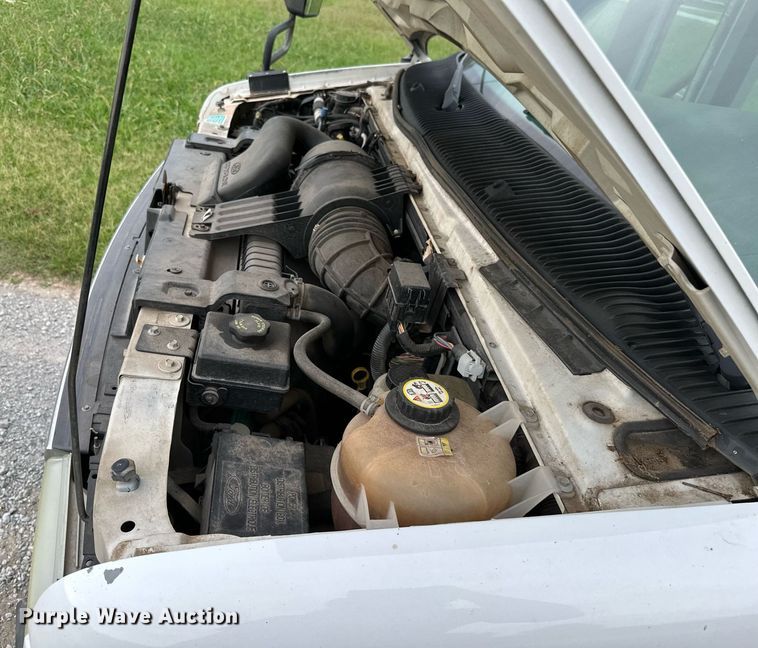 image for item MB9661 2005 Ford E350 Super Duty  shuttle bus