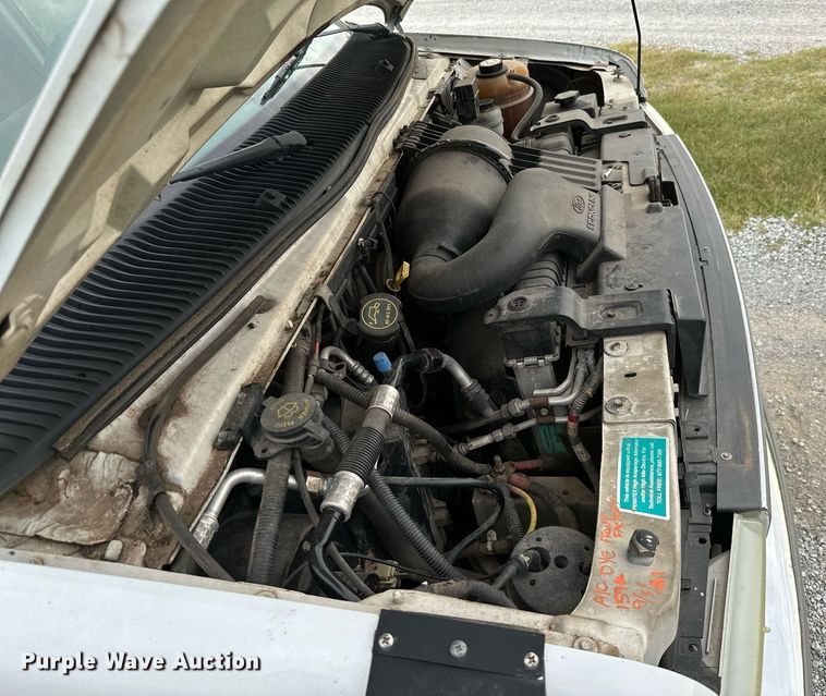 image for item MB9661 2005 Ford E350 Super Duty  shuttle bus